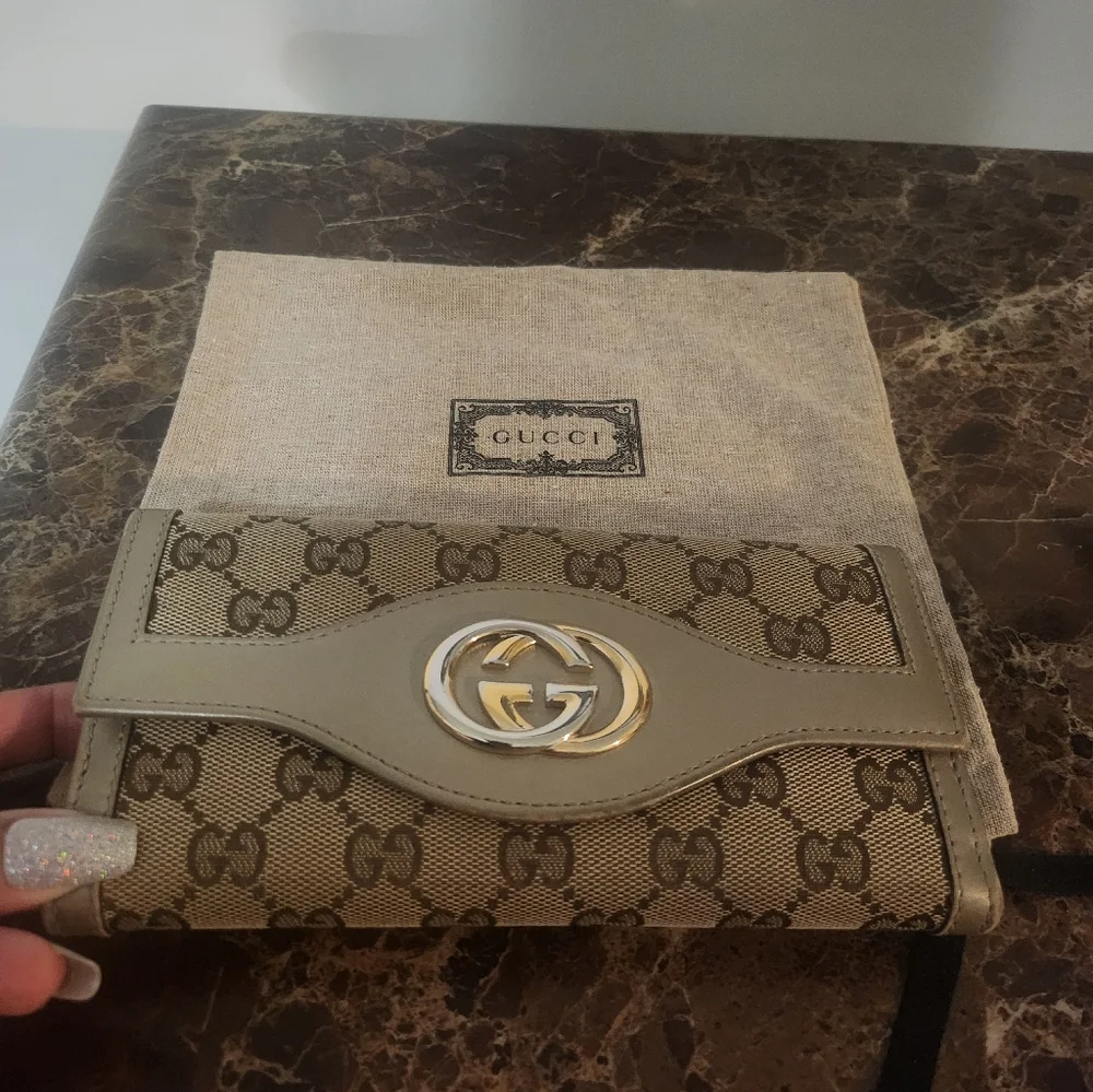 Gucci Beige/Gold Monogram Wallet GUC - Picture 2 of 16